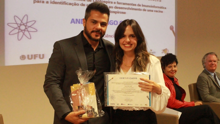 Andreia Zago Ciuffa com o diretor de Pesquisa da UFU, Murilo Vieira da Silva